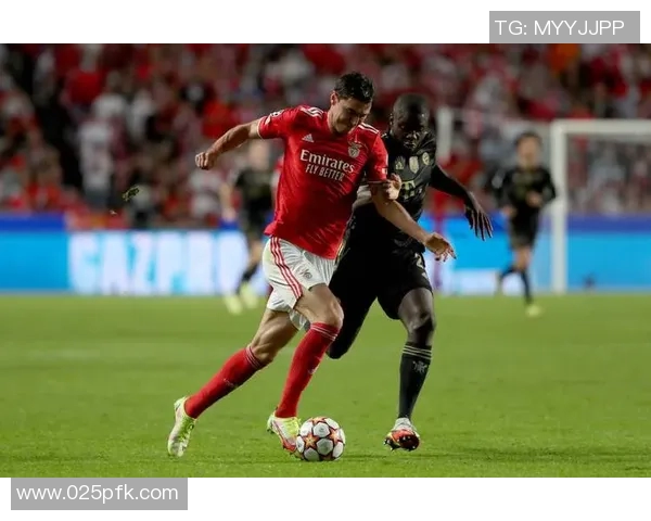 卡拉巴赫与希腊竞技的激烈对决揭示了足球战术的魅力与团队精神